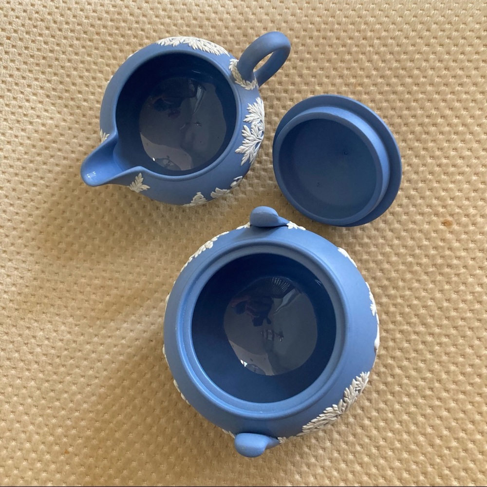 Wedgwood Jasperware White on Royal Blue Creamer and Covered Sugar Bowl - England - Picture 5 of 5